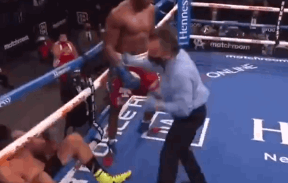 BRUTALNI NOKAUT: Prepotentni '<span style='color:red;'><b>Pit bul</b></span>' PROVOCIRAO protivnika pa PROLETEO kroz konopce (VIDEO)